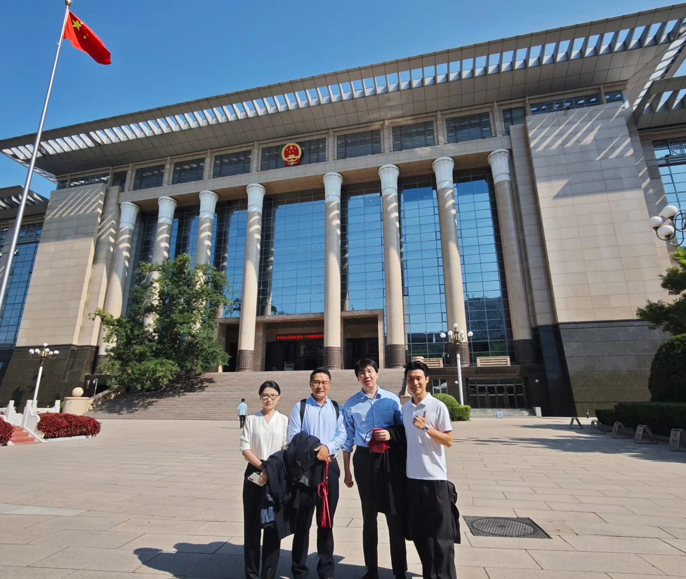 团队主要负责人在最高人民法院参加庭审合影